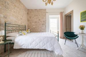 基亚拉蒙泰-古尔菲Villa Santa Margherita的一间卧室配有一张床和一把绿色椅子