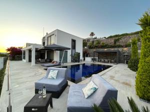 博德鲁姆Villa Aylinda with private heated Pool的一个带游泳池和房子的后院