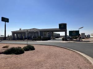 温斯洛Quality Inn Winslow I-40的路边加油站