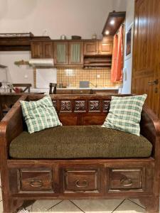 阿拉霍瓦Diminio 2 Whole House - Chalet的厨房里配有两张枕头的长凳