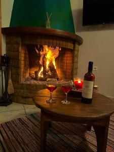 阿拉霍瓦Diminio 2 Whole House - Chalet的壁炉桌上的两杯葡萄酒