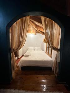 阿拉霍瓦Diminio 2 Whole House - Chalet的拱形客房的卧室配有一张床