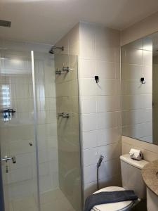 巴西利亚Flat Luxo Fusion SHN - Melhor Localização de BSB的浴室设有玻璃淋浴间和卫生间