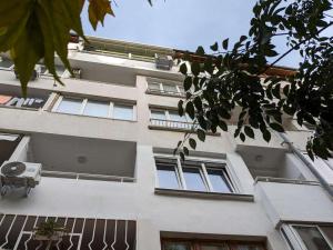 布尔加斯Lazur Apartment的白色的建筑,设有窗户和阳台