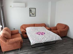 布尔加斯Lazur Apartment的客厅配有沙发和两把椅子
