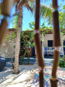CanguaretamaHospedaria Arte Sagrada的透过棕榈树度假村的围栏欣赏美景