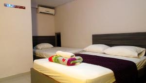 巴兰基亚HOTEL DASANTO HD的两张位于酒店客房的床,配有毛巾