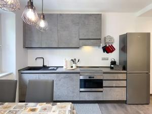蓬泰迪莱尼奥Angel's Home 2的厨房配有不锈钢用具和桌子