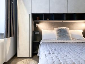 蓬泰迪莱尼奥Angel's Home 2的卧室配有带白色枕头的大床