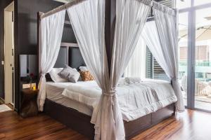 大山脚Varnen Cozy Haven的卧室配有带白色窗帘的天蓬床