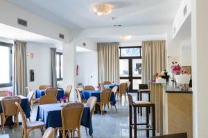 马里内拉Grand Hotel Selinunte的一间配备有蓝色桌椅的用餐室