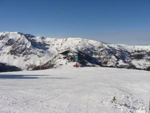 阿克斯莱泰尔姆Studio 4 personnes Ax3domaines 20的雪覆盖的山,在滑雪场上与人同住