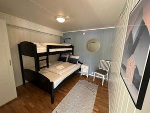 斯沃尔韦尔罗弗敦渔民公寓的小房间设有双层床和椅子