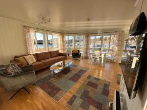 斯沃尔韦尔罗弗敦渔民公寓的客厅配有沙发和桌子