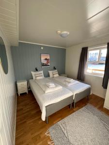 斯沃尔韦尔罗弗敦渔民公寓的一间卧室设有两张床和两个窗户。