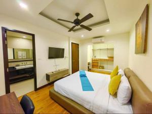 邦涛海滩Laguna Park, BangTao Laguna的一间卧室配有一张带吊扇的床