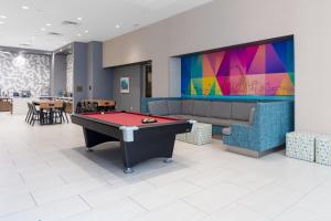 圣路易斯Tru By Hilton St Louis Downtown Mo的客房设有台球桌和沙发。