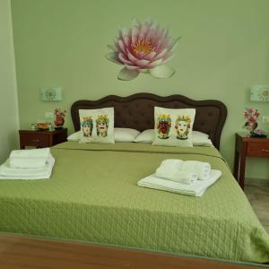卡塔尼亚Al Punto Giusto的一间卧室配有一张带绿床单和枕头的床。