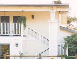 圣路易斯-奥比斯保Back Bay Inn的白色的房子,有楼梯