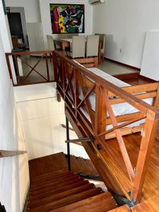 RufinoApart Colon的木楼梯,房间配有桌椅