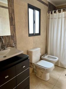 RufinoApart Colon的浴室配有白色卫生间和盥洗盆。