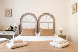 迪南Demeures & Châteaux - Hôtel De La Porte Saint-Malo的一间卧室配有一张大床和两个枕头
