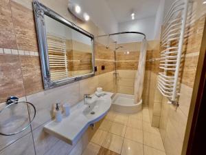 BabimostWilla Brancon的浴室配有水槽、淋浴和浴缸。