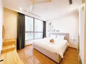 胡志明市Luxury Vinhomes Central Park (Cozy Apartment)的一间卧室设有一张大床和一个大窗户