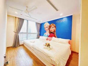 胡志明市Luxury Vinhomes Central Park (Cozy Apartment)的卧室配有一张大床,墙上挂有绘画作品