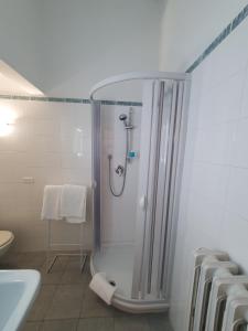 卡萨莱蒙费拉托Grisella Grace Home的带淋浴和盥洗盆的白色浴室