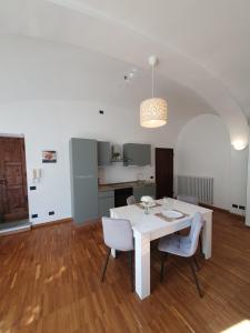 卡萨莱蒙费拉托Grisella Grace Home的一间配备有白色桌椅的用餐室