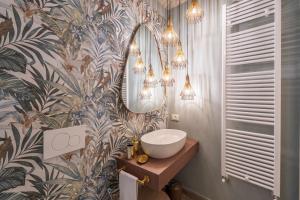 锡耶纳Blossoms of Siena的一间带水槽和镜子的浴室