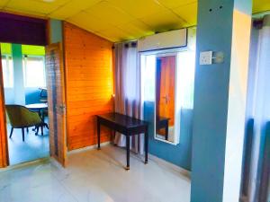 蒂瑟默哈拉默Yala Bay Holiday Resort的小房间设有桌子和窗户