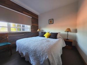 普孔杰罗尼莫宾馆的一间卧室设有一张床和一个窗口