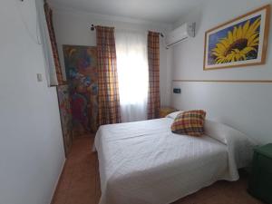 昆卡casa rural El Burrillo的一间小卧室,配有床和窗户