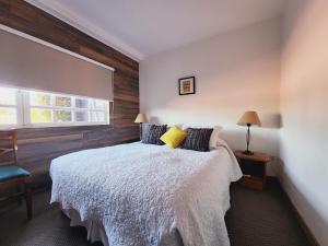 普孔杰罗尼莫宾馆的卧室配有白色的床和窗户。