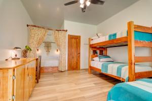 普拉纳维瑙维闹海滩度假酒店及冲浪营的一间卧室配有两张双层床和一张书桌