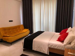 高尔Luvi’s Villa的酒店客房,配有床和沙发