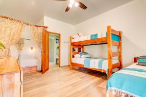 普拉纳维瑙维闹海滩度假酒店及冲浪营的一间卧室配有两张双层床和镜子