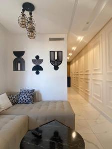 卡萨布兰卡Maarif Casablanca的客厅配有沙发和桌子