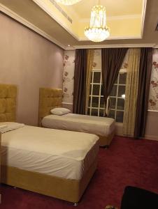 里瓦Botanical Garden Vacation House的酒店客房设有两张床和吊灯。