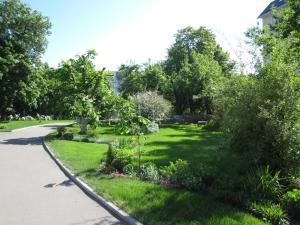 切尔卡瑟Cherkasy Palace的绿草如茵的公园和人行道