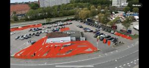 维兹奥勒RE-Seapark的享有停车场空中的景致,设有汽车