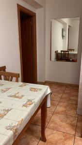 斯卡莱阿casa al mare a Scalea的一间卧室配有一张带镜子和桌子的床