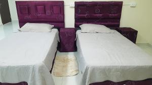 埃斯特城España Confort的两张睡床彼此相邻,位于一个房间里