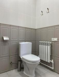 久姆里Lidiani Guest House的一间位于客房内的白色卫生间的浴室