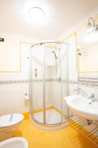 加埃塔Il Quartuccio Gaeta的带淋浴、卫生间和盥洗盆的浴室