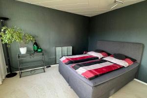 伯布林根Monikas Home - Gemütliche 3-Zimmer-Wohnung im Herzen von Böblingen的一间卧室配有一张带绿色墙壁的床