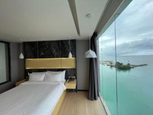 芭环礁Clarks Exotica, Kamadhoo Maldives的一间卧室设有一张床,享有海景