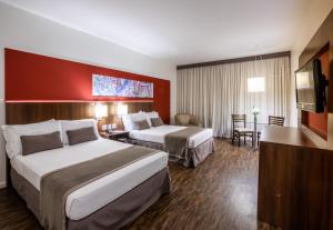 瓜鲁柳斯帕纳比瓜鲁柳斯酒店的酒店客房设有两张床和电视。